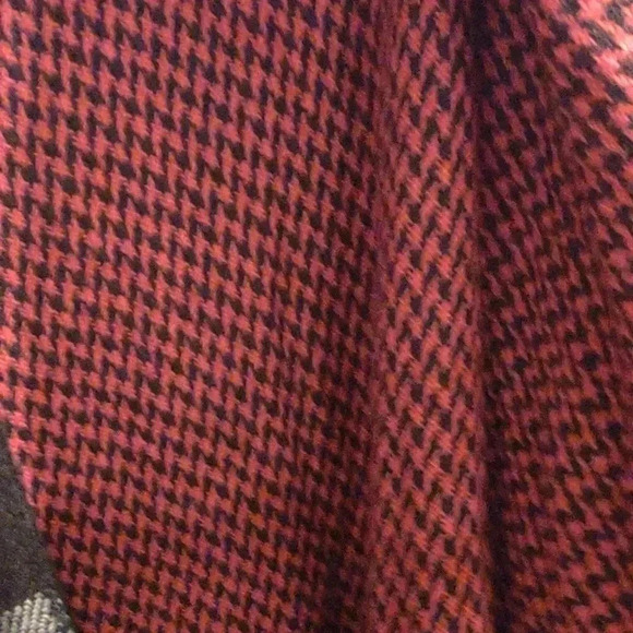 Woolrich women's one size fits all red black plaid shawl - Picture 3 of 5